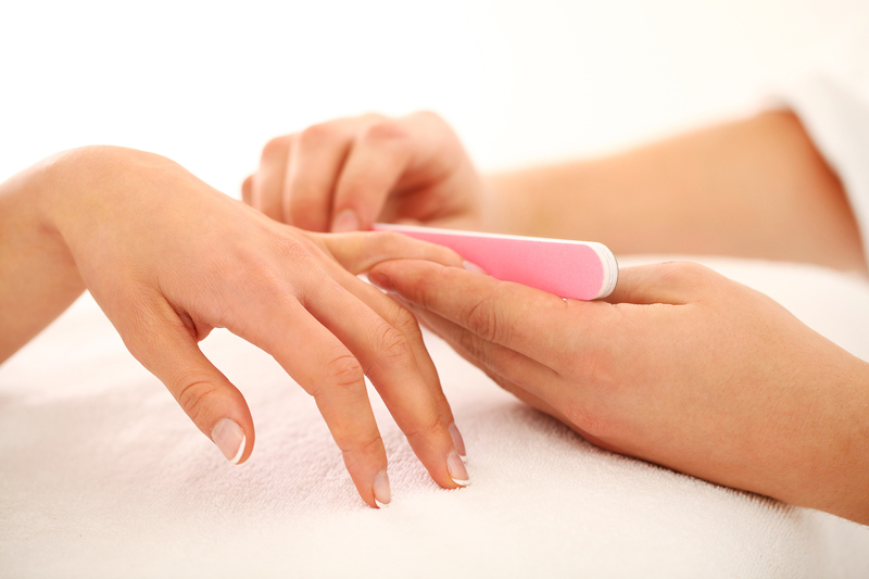 Close up of manicure process in spa salon Kaukė rankoms Iroha INHAND1/INHAND715 su persikais